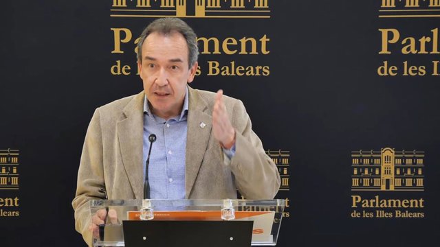 El diputado de Cs Juan Manuel Gómez, en rueda de prensa en el Parlament.