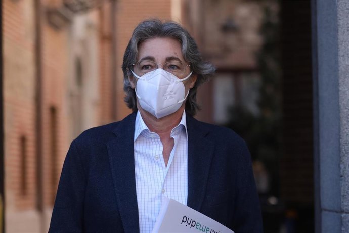 La concejala de Recupera Madrid, Marta Higueras, a su llegada al Salón de Comisiones de la Casa de Cisneros donde se iba a celebrar una comisión extraordinaria y urgente de Portavocía y Seguridad, que finalmente se ha suspendido 