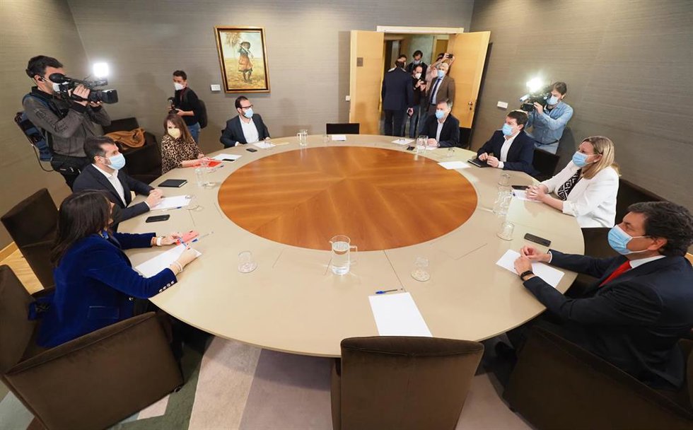 Reunión entre los equipos negociadores de PSOE (izda) y PP (dcha) de Castilla y León, encabezados por Luis Tudanca y Alfonso Fernández Mañueco.