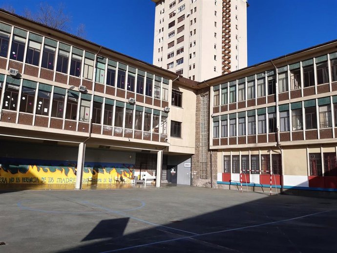 Imagen del patio del colegio Ramón y Cajal de Otxarkoaga.