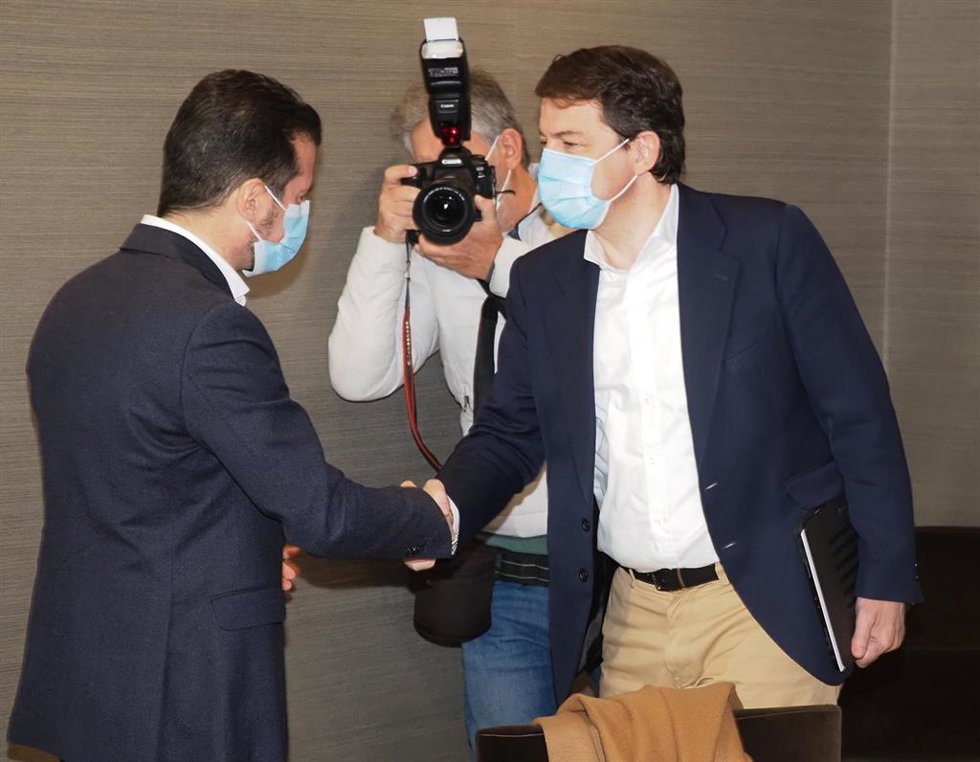 Mañueco y Tudanca se saludan al inicio de la reunión de los equipos negociadores para la conformación del Gobierno