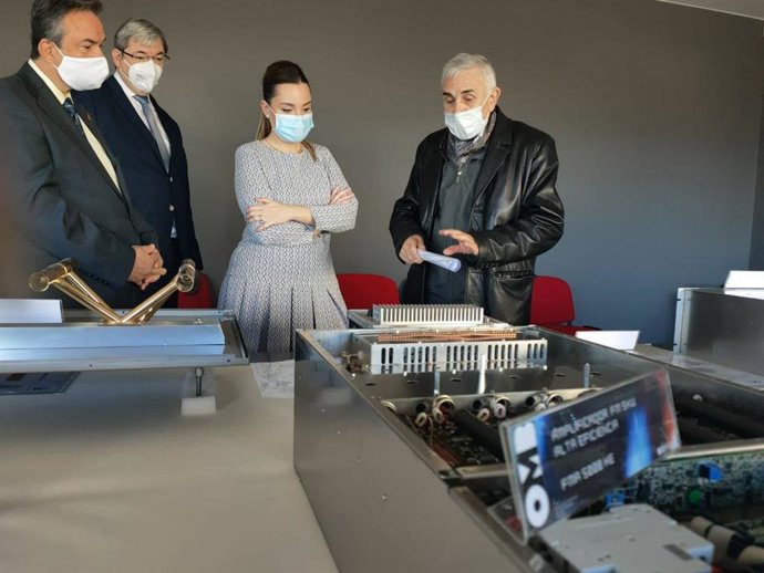 La consejera de Ciencia, Universidad y Sociedad del Conocimiento del Gobierno de Aragón, Maru Díaz,  visita la empresa OMB Broadcast, en La Muela (Zaragoza).