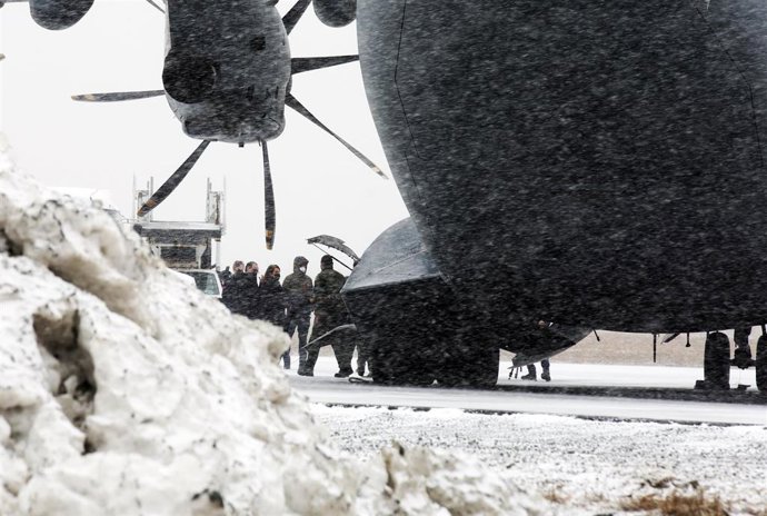 La viceprimera ministra de Terranova, Siobhan Coady (3d), durante la llegada del avión A-400 del Ejército del Aire en el aeropuerto de San Juan de Terranova, a 20 de febrero de 2022, en Terranova, Canadá (Estados Unidos). El gobierno español ha fletado 