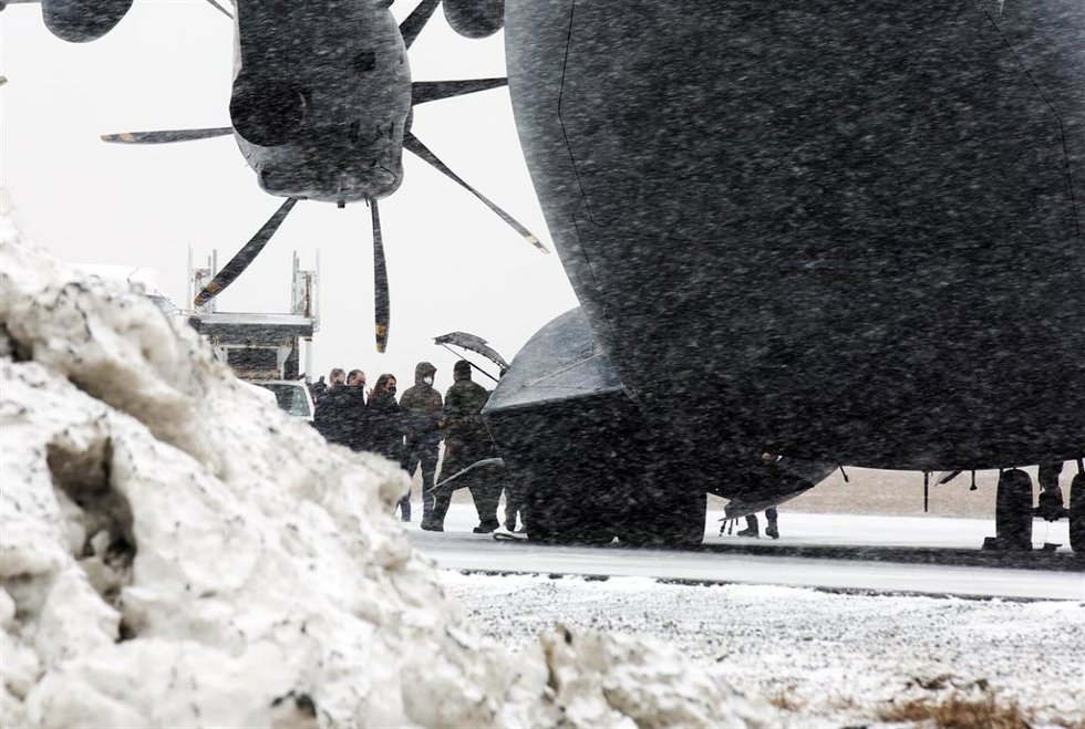 La viceprimera ministra de Terranova, Siobhan Coady (3d), durante la llegada del avión A-400 del Ejército del Aire en el aeropuerto de San Juan de Terranova, a 20 de febrero de 2022, en Terranova, Canadá (Estados Unidos). El gobierno español ha fletado 