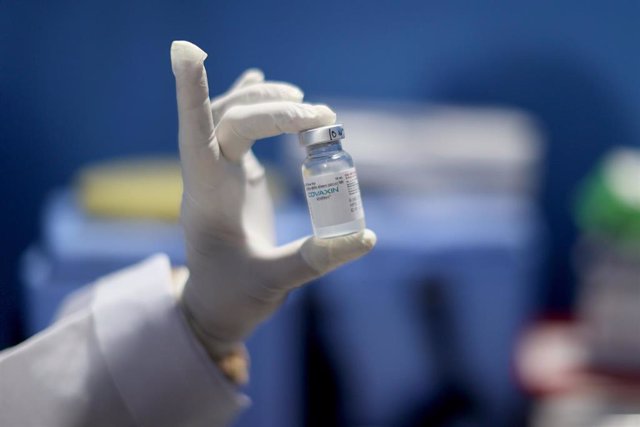 Archivo - 10 January 2022, India, New Delhi: A health worker shows a vial with a dose of the Covaxin, coronavirus disease (COVID-19) vaccine, manufactured by Bharat Biotech, at a vaccination centre in a school. Photo: Karma Sonam Bhutia/ZUMA Press Wire/