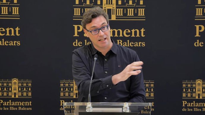 El portavoz del PP en el Parlament, Antoni Costa, en la rueda de prensa.