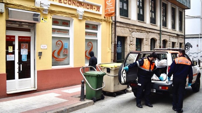 Archivo - Protección Civil de A Coruña reparte menús durante el estado de alarma