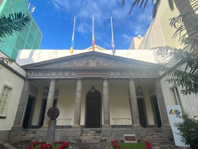 Banderas a media asta en el Parlamento de Canarias en señal de duelo por las víctimas del naufragio del Villa de Pitanxo