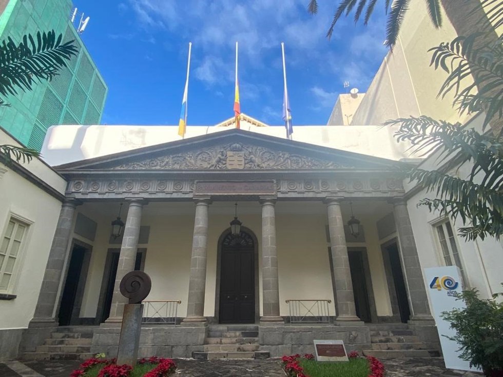 Banderas a media asta en el Parlamento de Canarias en señal de duelo por las víctimas del naufragio del Villa de Pitanxo
