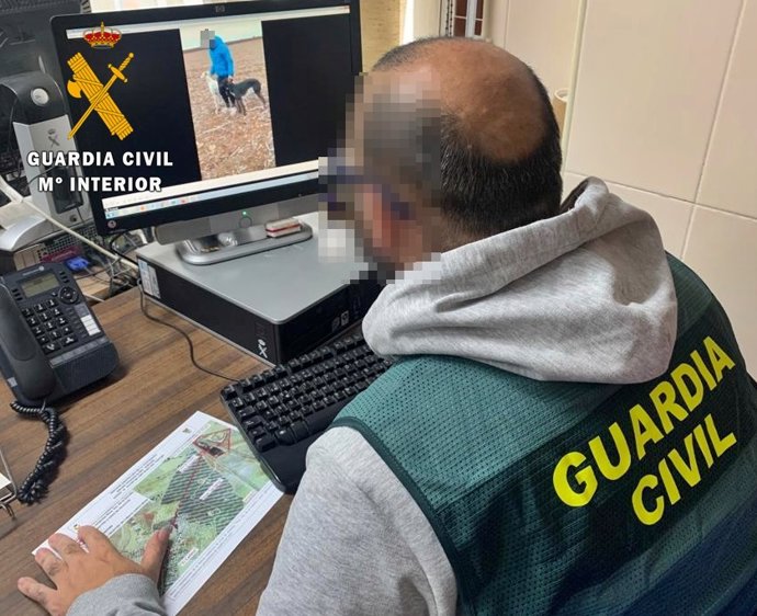 Un agente de la Guardia Civil analiza imágenes