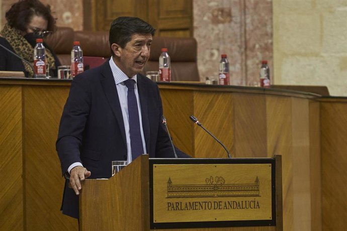 Archivo - El vicepresidente y consejero de Turismo, Juan Marín, ante el Pleno del Parlamento