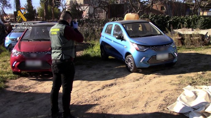 Un agent de la Gurdia Civil escorcolla els vehicles 