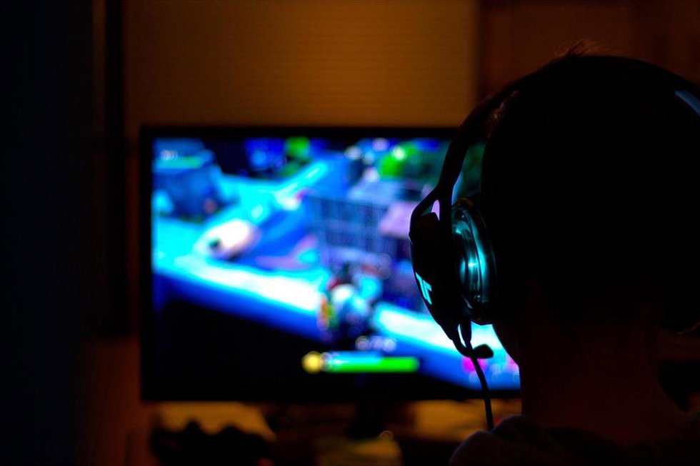 Archivo - Un menor utilizando un videojuego