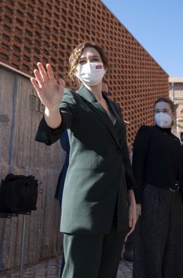 La presidenta de la Comunidad de Madrid, Isabel Díaz Ayuso, saluda en la inauguración de la nueva Biblioteca Princesa Leonor, en la Biblioteca Pública Princesa Leonor, a 21 de febrero de 2022, en Boadilla del Monte, Madrid (España). El recinto se abre a