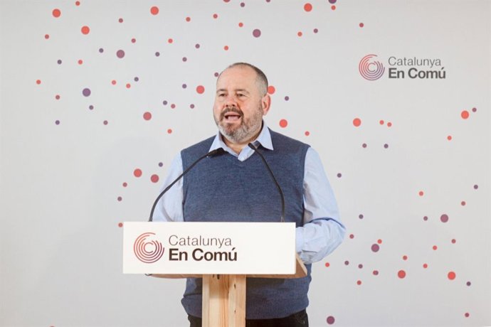 El portaveu dels comuns i diputat al Congrés, Joan Mena, en la roda de premsa