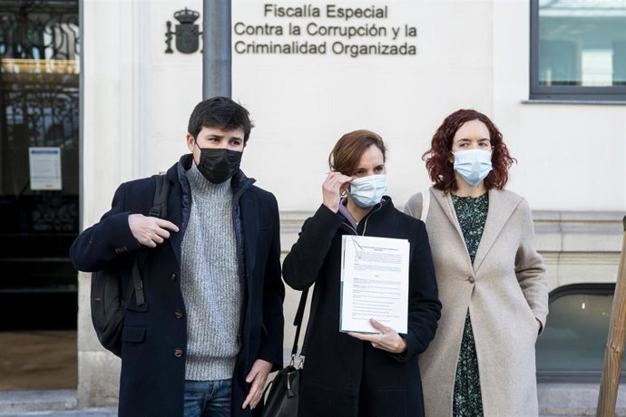 Pablo Perpiny, la portavoz del Grupo Parlamentario de Más Madrid, Mónica García; y la diputada de Más Madrid, María Pastor Valdés