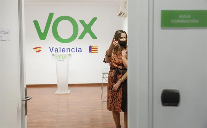 Archivo - Instalación de la inauguración de la nueva sede de Vox en la calle Navellos de Valencia, a 29 de julio de 2021