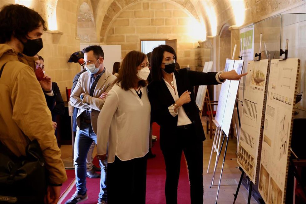 La presidenta del Govern, Francina Armengol, contempla los proyectos del concurso del Ibavi.