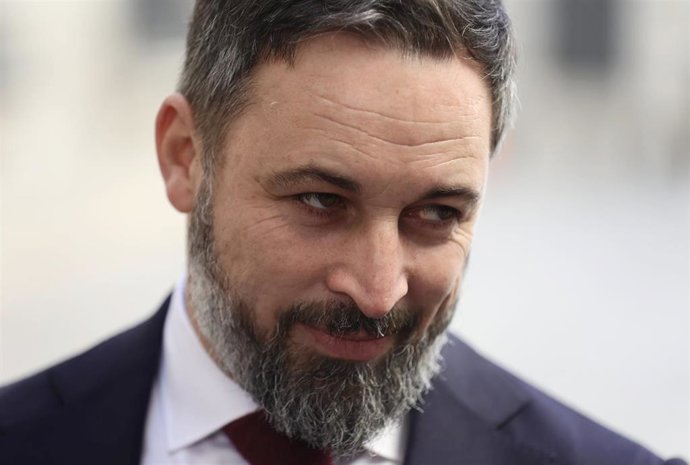 El líder de Vox, Santiago Abascal, a su llegada a una sesión plenaria, en el Congreso de los Diputados, a 17 de febrero de 2022, en Madrid (España). Durante el pleno han debatido sobre el Proyecto de Ley del Impuesto sobre el Incremento de Valor de los 