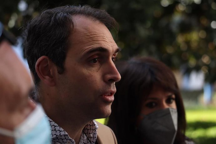 Los portavoces de Unidas Podemos por Andalucía Toni Valero y Martina Velarde atienden a los medios.