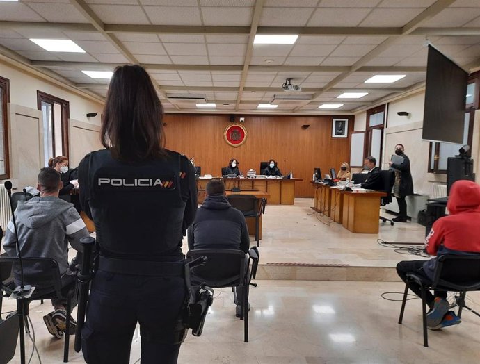 Los tres acusados, antes del comienzo del juicio.