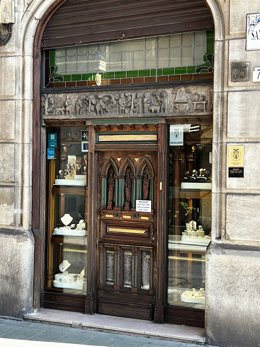 Puerta de entrada a una joyería, en Gijón