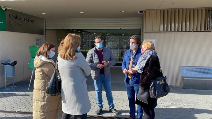 El portavoz de la Comisión Ejecutiva Provincial del PSOE de Huelva, Enrique Gaviño, acompañado de representantes socialistas, en el centro de salud de Isla Chica.