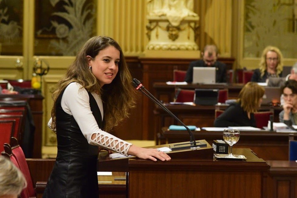 Archivo - La vicepresidenta primera de la cámara y diputada de Unidas Podemos, Gloria Santiago,  en una intervención en el Parlament.