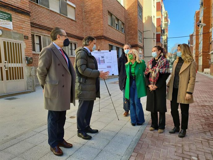 El alcalde de Salamanca, Carlos García Carbayo, junto a vecinos y responsables de la intervención en el barrio de la Chinchibarra.