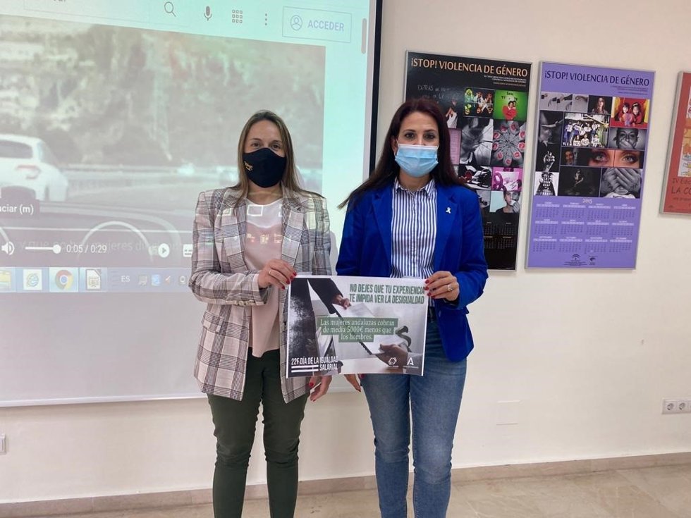 La asesora de programa del Instituto Andaluz de la Mujer (IAM) en Málaga, María Encarnación Santiago , y la delegada territorial de Igualdad, Políticas Sociales y Conciliación, Dolores Fernández, en rueda de prensa