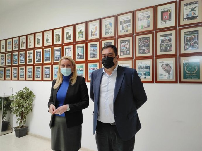 La directora del Instituto Andaluz de la Mujer (IAM), Laura Fernández, y el presidente de la Asociación de Trabajadores Autónomos (ATA) en Andalucía, Rafael Amor.