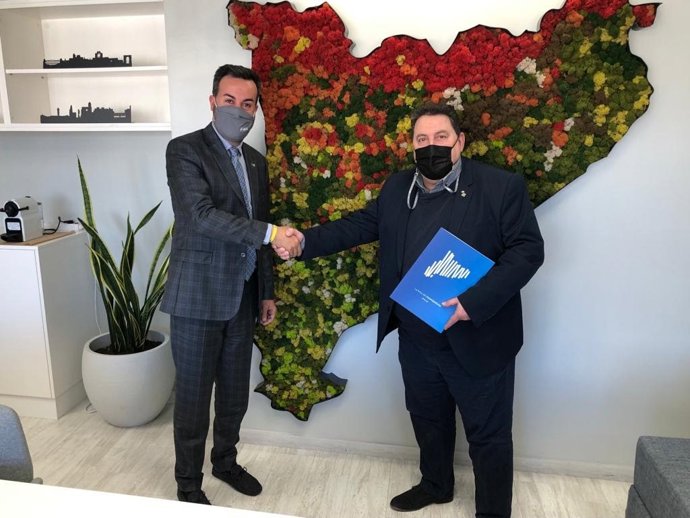 El presidente de la Associació Catalana de Municipis (ACM), Lluís Soler, y el de la Associació d'Entitats Locals Propietries Forestals de Catalunya (ELFOCAT), Martí Riera, a 21 de febrero de 2022.