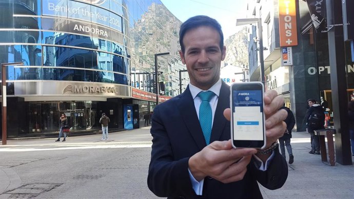 Daniel Martínez, responsable de Digitalitzación de Experiéncia de Cliente en MoraBanc, muestra la aplicación móvil del banco.
