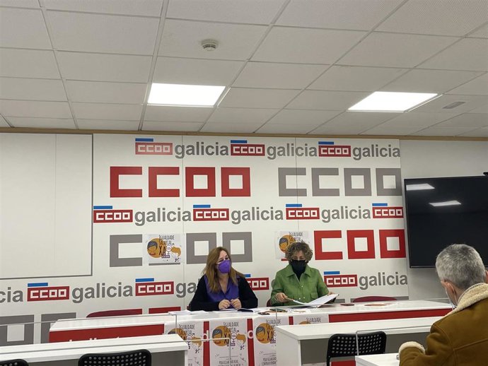 Mamen Sabio, secretaria de Igualdade de CCOO Galicia y Alicia Perez, secretaria general de CCOO presentan los datos de la situación sociolaboral de las mujeres