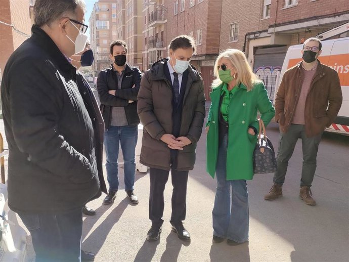 El alcalde de Salamanca, Carlos García Carbayo, habla con vecinos del barrio de la Chinchibarra.