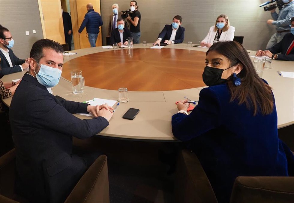 Tudanca y Ana Sánchez posan antes de empezar la reunión con el PP
