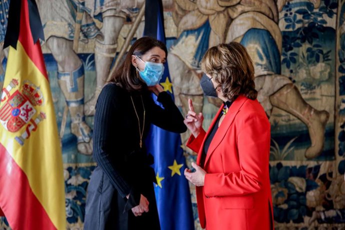 La ministra de Justicia, Pilar Llop (i), y la fiscal general del Estado, Dolores Delgado (d), tras la firma de un acuerdo de colaboración en el Ministerio de Justicia, a 21 de febrero de 2022, en Madrid (España). El acuerdo propone el establecimiento de