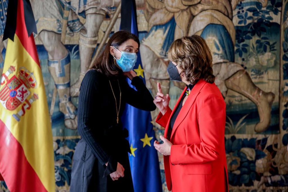 La ministra de Justicia, Pilar Llop (i), y la fiscal general del Estado, Dolores Delgado (d), tras la firma de un acuerdo de colaboración en el Ministerio de Justicia, a 21 de febrero de 2022, en Madrid (España). El acuerdo propone el establecimiento de