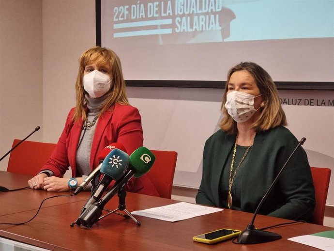 La asesora de programa del Instituto Andaluz de la Mujer (IAM) en Cádiz, Celia Mañueco, y la delegada territorial de Igualdad, Políticas Sociales y Conciliación, Ana Fidalgo.
