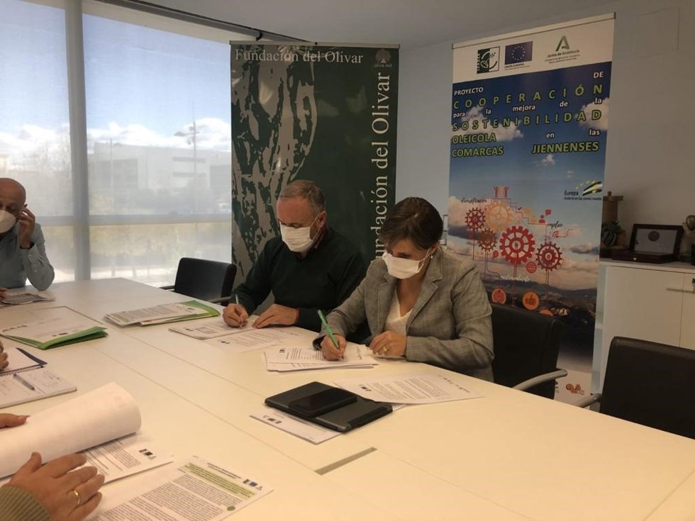 Soledad Aranda firma el convenio con el presidente del GDR Sierra Sur, Juan Peinado.
