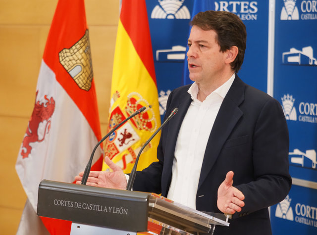 El presidente del PP en funciones de la Junta de Castilla y León, Alfonso Fernández Mañueco, en una rueda de prensa después de una reunión con el PSOE de Castilla y León, en la Sala de ponencias redonda de las Cortes de Castilla y León.