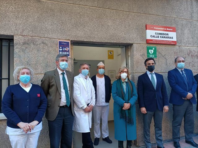 La consejera de Familia, Juventud y Política social, Concepción Dancausa, visita uno de los cuatro comedores de la AMAS