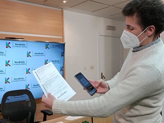 El concejal de Alcaldía, Gobierno Abierto, Turismo e Innovación de Barakaldo, Gorka Zubiaurre, anuncia el uso de la apliación MiPago Wallet para pagos en el Ayuntamiento.