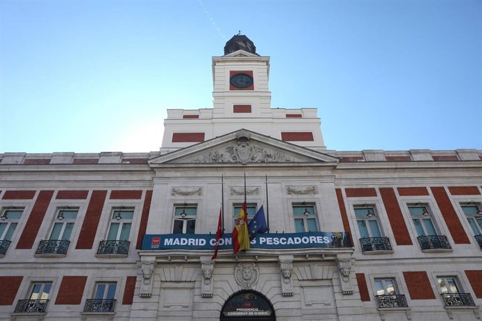 Bandera de España, de la UE y de la Comunidad de Madrid a media asta en un homenaje póstumo a los marineros fallecidos del Villa de Pitanxo, en la Real Casa de Correos, a 21 de febrero de 2022, en Madrid (España). Durante el acto, se ha guardado un mi