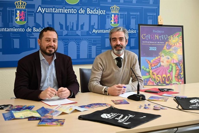 El concejal delegado de Ferias y Fiestas, Francisco Javier Gutiérrez, acompañado del gerente de Ferias y Fiestas, Hernán García, presentan el Carnaval de Badajoz