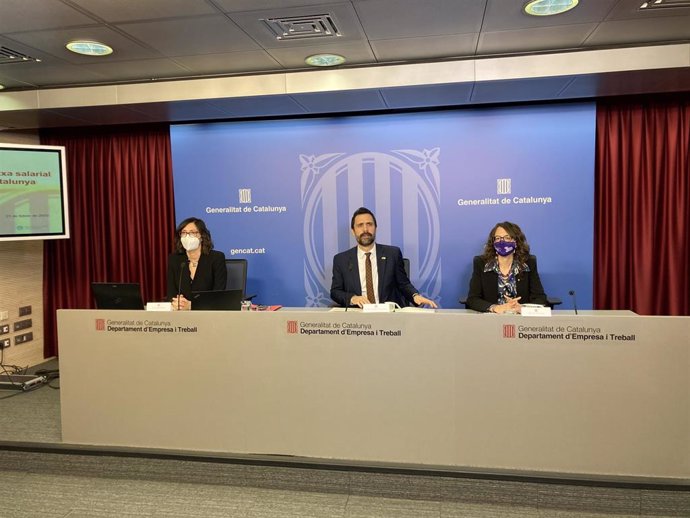 El conseller de Empresa y Treball de la Generalitat, Roger Torrent, la consellera de Igualdad y Feminismos, Tnia Verge, y la jefa del Observatori de Treball, Manuela Redondo, en rueda de prensa