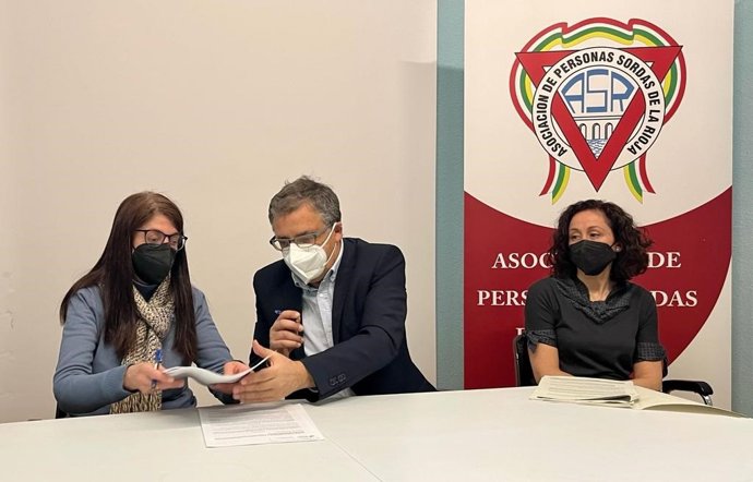 El consejero de Servicios Sociales y Gobernanza Pública, Pablo Rubio, y la presidenta de la Asociación de Personas Sordas de La Rioja, Nieves González, han firmado un convenio de colaboración