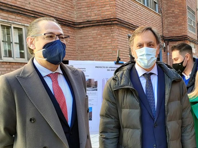 El secretario provincial del PP de Salamanca, Carlos García Carbayo (d), junto al concejal Fernando Carabias