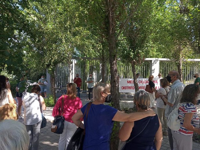 Archivo - Concentración contra los cortes de luz, en imagen de archivo