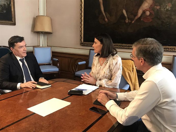 Archivo - Reunión entre PP y Vox en el Ayuntamiento de Santander en una foto de archivo